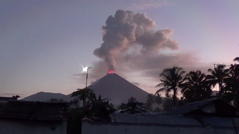 شاهد.. لحظة ثوران بركان جبل "سوبوتان" في إندونيسيا