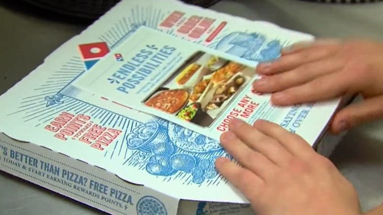 بالفيديو: زبونة تتلقى عبارات مهينة على فاتورة البيتزا