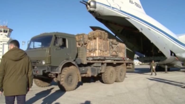 بالفيديو: إلقاء مساعدات إنسانية روسية فوق مدينة دير الزور في سوريا
