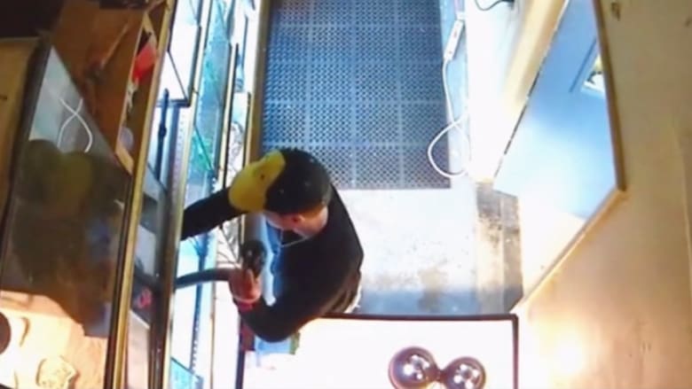 بالفيديو: أفعى تحت السروال وجهاز تلفزيون في تنورة، هذا ما يفعله سارقو المتاجر