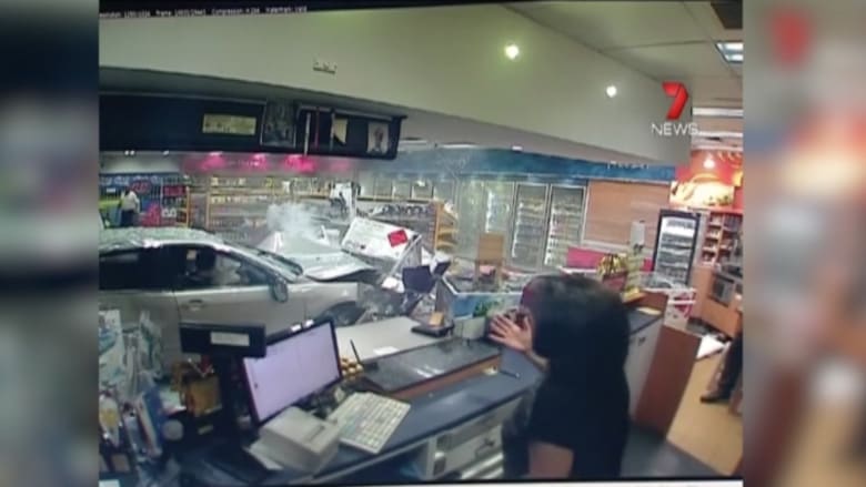بالفيديو: نجاة امرأة بأعجوبة بعد اختراق سيارة لمتجر في محطة للوقود في أستراليا