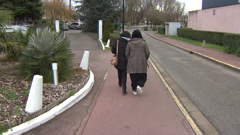 بالفيديو: أمها أبلغت عنها.. فتاة فرنسية تخضع لعلاج نفسي بعد تأييدها لـ"داعش"