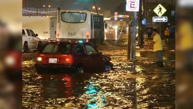بالفيديو: أمطار غزيرة تسبب الفيضانات للمرة الثانية في الإكوادور