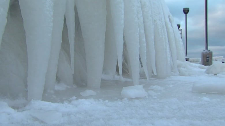 شاهد.. منحوتات جليدية مبهرة من صنع الطبيعة بسبب البرد في كليفلاند