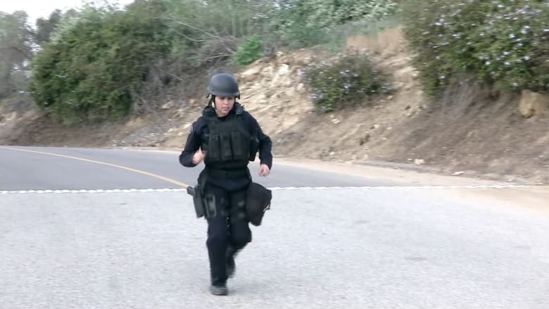 شاهد.. شرطية أمريكية تركض في ماراثون لوس أنجلوس بكامل عتادها 