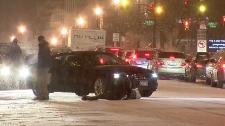 بالفيديو: الثلوج تحول شوارع واشنطن إلى ساحات للتزلج.. والسلطات تعلن الطوارئ 