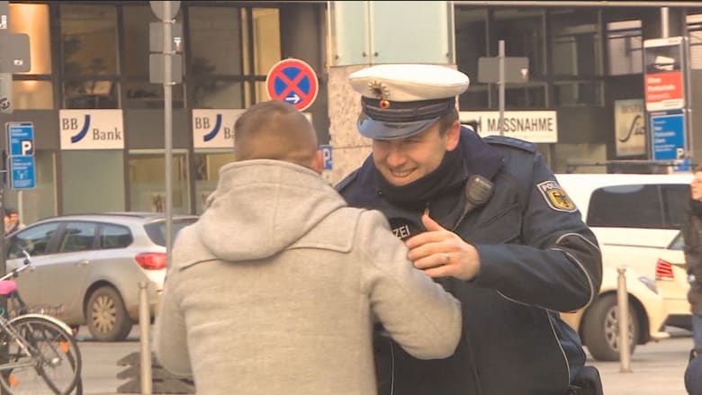 بالفيديو: شرطي من كولونيا الألمانية يتحدث عن الاعتداءات الجنسية واللاجئين.. المجرمون أقلية