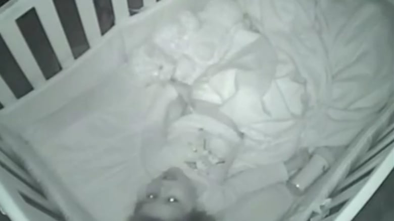 شاهد.. كاميرا مراقبة الأطفال تصور طفلة في السنتين من عمرها تدعو لأهلها وتقول “آمين” 