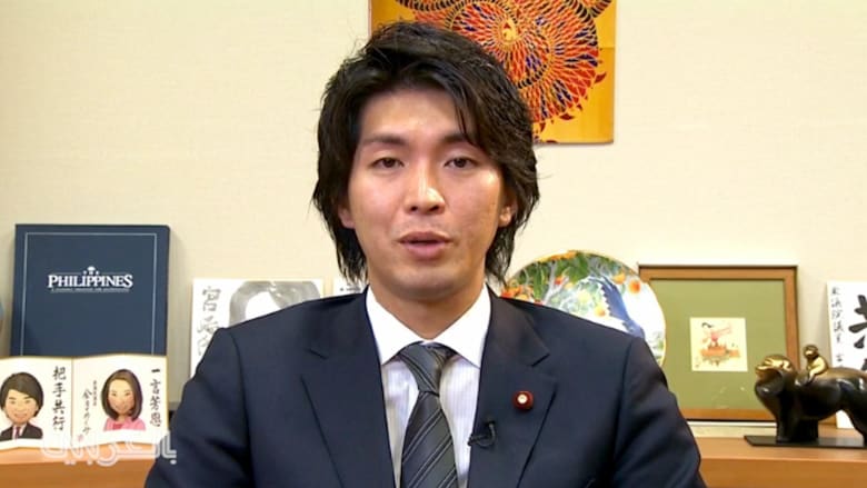 بالفيديو: قرار عضو برلماني ياباني بأخذ إجازة الأبوة يغير مفاهيم أدوار الجنسين