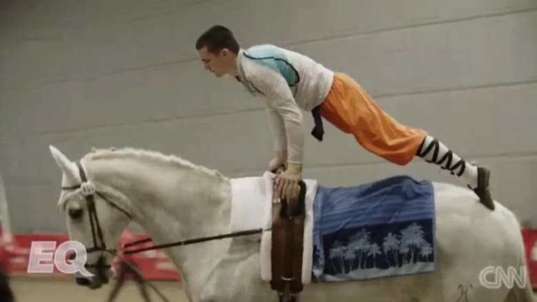 بالفيديو: تعرف على بطل العالم في "التحليق" على ظهر الخيول