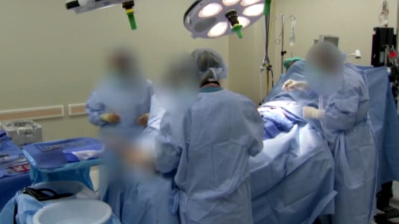بالفيديو: شخص يعيش رعب الموت من كتلة سرطانية.. والمفاجأة: الطبيب ترك منشفة في بطنه
