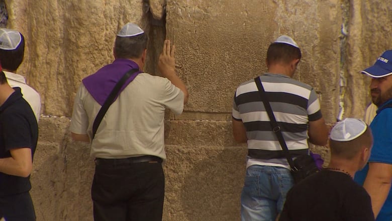 بالفيديو: موقع على حائط البراق يوحّد لأول مرة النساء والرجال وطوائف اليهود بالصلاة