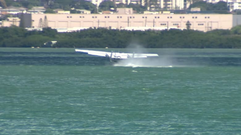 شاهد..  لحظة هبوط اضطراري لطائرة فوق المياه في هاواي