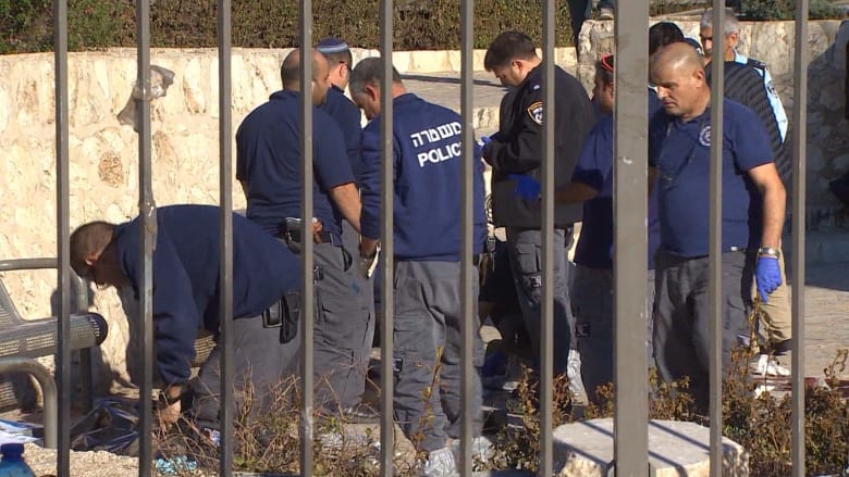 بالفيديو: مقتل شرطيين على يد ثلاثة فلسطينيين مسلحين بهجوم “غير اعتيادي”