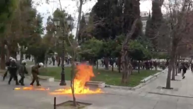 بالفيديو: اشتباكات بين الأمن اليوناني ومتظاهرين بالعاصمة أثينا 