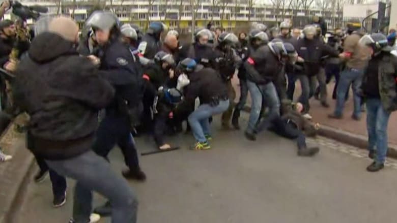 بالفيديو: احتجاجات ضد الهجرة في فرنسا واشتباكات بين الشرطة ومتظاهرين