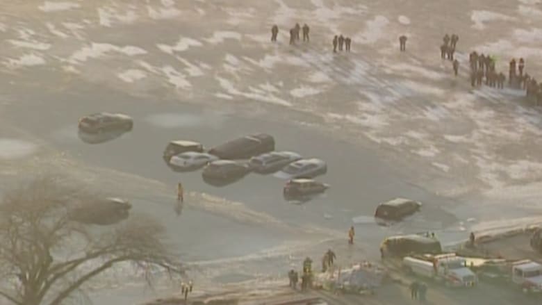 بالفيديو: غرق عدد من السيارات في الجليد بولاية ويسكونسن