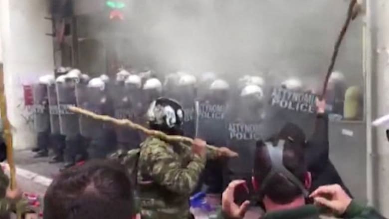 بالفيديو: اشتباكات بين شرطة اليونان ومزارعين خلال احتجاجات ضد التقشف في أثينا