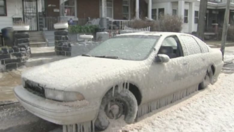 بالفيديو: انفجار أنبوب مياه يحول السيارات والشوارع إلى لوحات جليدية