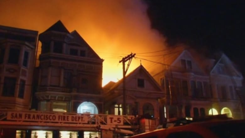 بالفيديو: حريق هائل يمتد إلى عدة منازل في سان فرانسيسكو