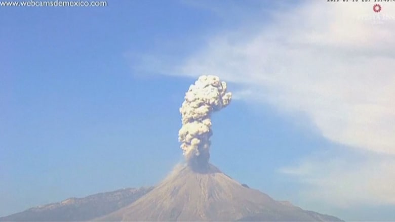 شاهد.. لحظة ثوران بركان “كوليما” في المكسيك