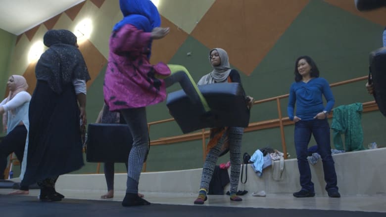 بالفيديو: مسلمات أمريكا يتعلمن الدفاع عن النفس بعد موجة "الإسلاموفوبيا" بالغرب