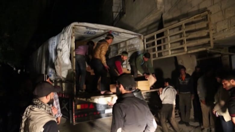 بالفيديو: تفريغ قافلة مساعدات في سوريا.. والأطفال يأكلون كل ما يقع على الأرض