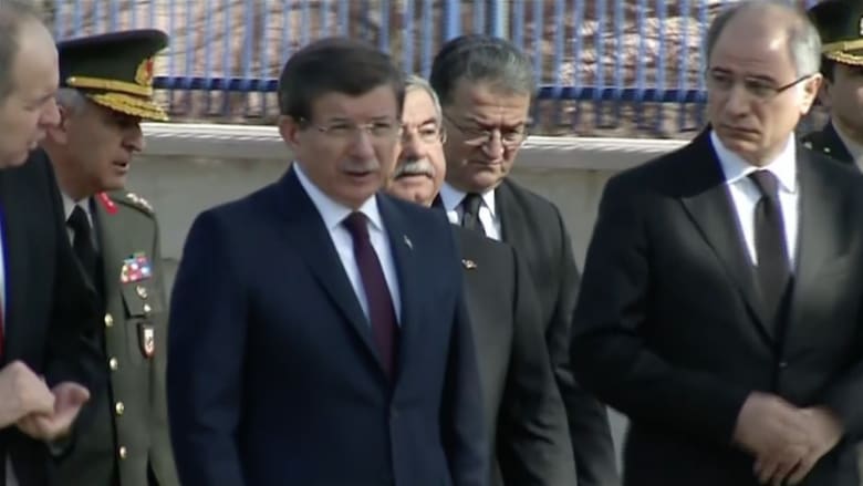 بالفيديو.. رئيس الوزراء التركي يعاين موقع الانفجار في أنقرة