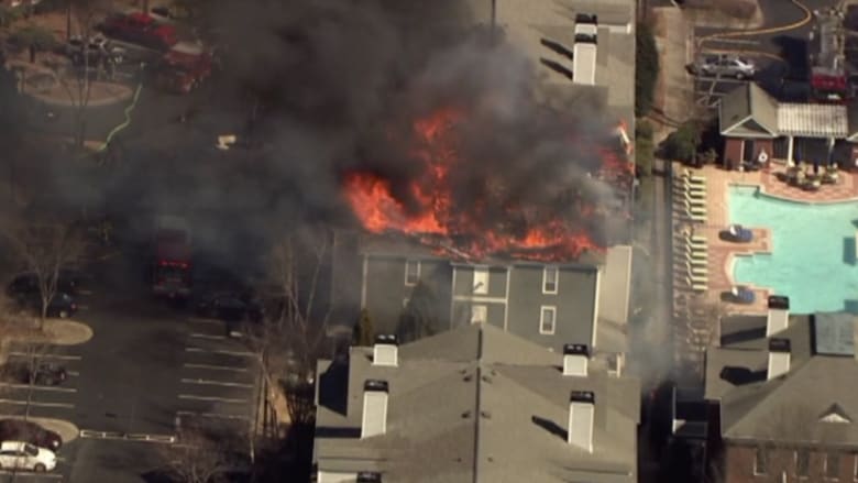 بالفيديو: اشتعال حريق ضخم في مجمع سكني بولاية جورجيا