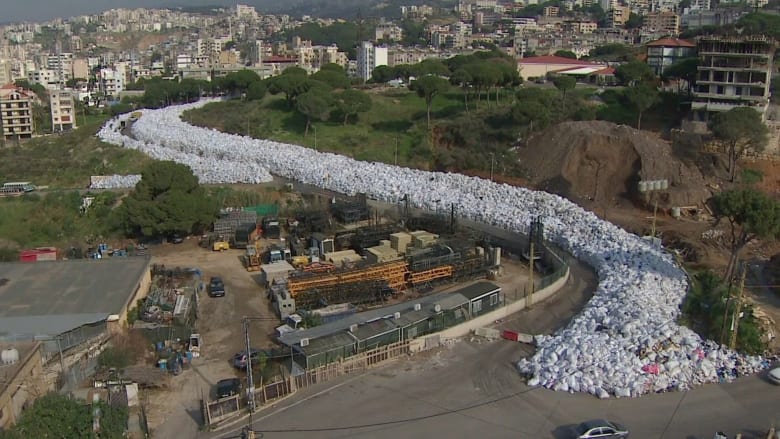 بالفيديو.. جبال من النفايات تغلق شوارع بيروت