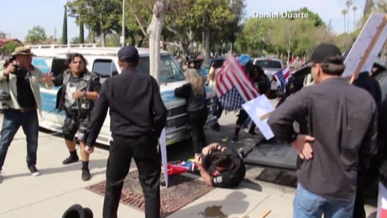 بالفيديو: طعن 3 أشخاص في مسيرة لجماعة "كو كلوكس كلان" العنصرية ومعارضين لهم في كاليفورنيا