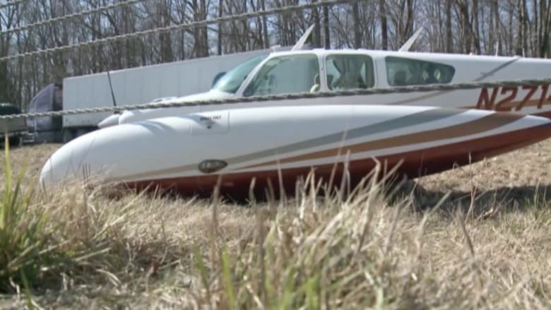 بالفيديو: هبوط طائرة صغيرة اضطراريا على الطريق السريع في ولاية إنديانا