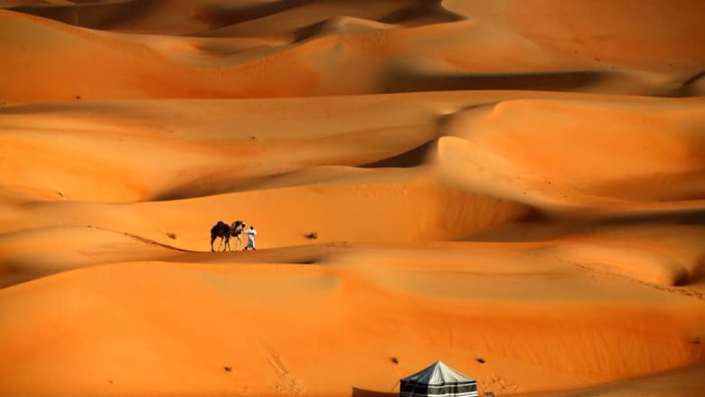 بين عروس هندية تتبرج قبل حفل زفافها ورجل يسير وسط الضباب..تعرّف إلى أجمل صور العام 2016 بين عروس هندية تتبرج قبل حفل زفافها ورجل يسير وسط الضباب..تعرّف إلى أجمل صور العام 2016