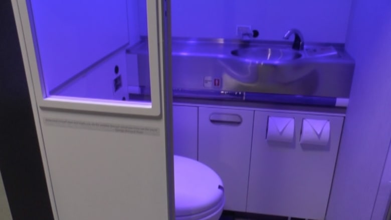 بالفيديو: شركة "بوينغ" تعمل على مراحيض للطائرات "ذاتية التنظيف" 