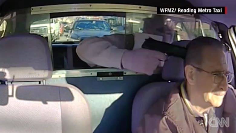 بالفيديو: لص مسلح يحاول سرقة سائق سيارة أجرة.. لكن الجريمة لم تكتمل