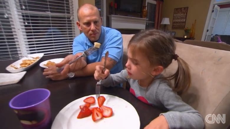 بالفيديو: هكذا تشّجع طفلك العنيد على تجربة أطعمة مختلفة