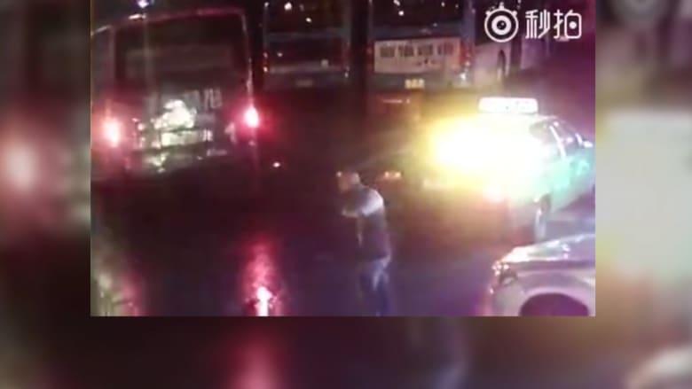 شاهد لحظة اختفاء حافلة بالكامل من الطريق.. "حفرة جحيم" تبتلعها دون سابق إنذار