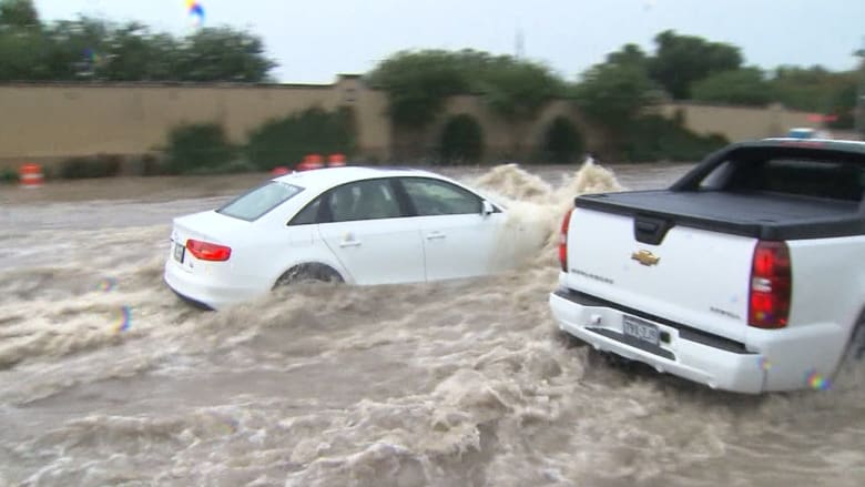 عد أدراجك.. لا تغرق! ما هي كمية المياه التي ستكون كفيلة بجرف سيارتك عند هطول أمطار كثيفة؟