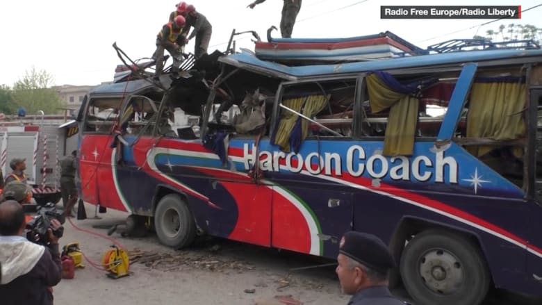 شاهد.. انفجار ضخم بحافلة ركاب يقتل ويصيب أكثر من 35 في بيشاور