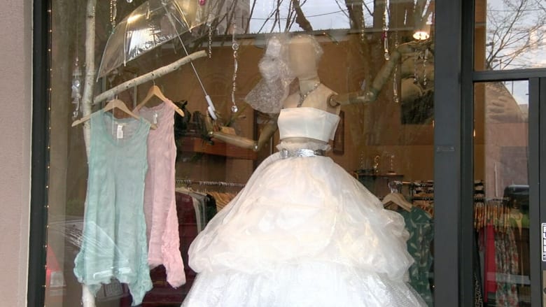 شاهد.. فستان زفاف مصنوع من أكياس تغليف بلاستيكية