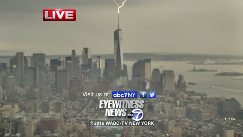 شاهد.. صاعقة مفاجئة تضرب أعلى برج في نيويورك خلال تغطية على الهواء