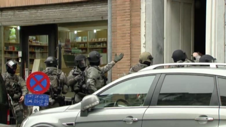 شاهد.. لحظة مداهمة قوات الأمن البلجيكية مخبأ صلاح عبدالسلام المشتبه به في هجمات باريس