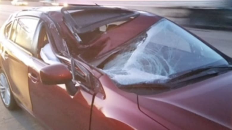 بالفيديو: إطار شاحنة طائش يحطم سيارة على الطريق السريع.. لن تتوقع ماذا حدث للسائق!