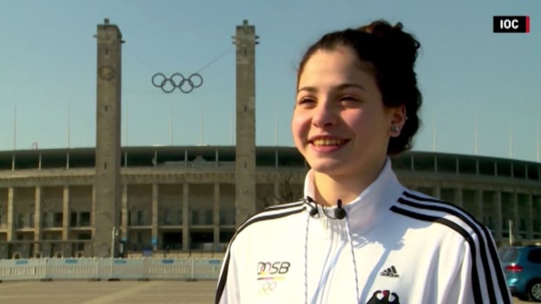 بالفيديو: اللاجئة السورية يسرى مارديني تتغلب على مأساة الحرب وتسعى لتحقيق حلمها في أولمبياد السباحة