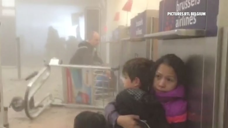 بالفيديو: صراخ وعويل يملأ قاعات مطار بروكسل بعد تفجيرين أسقطا عشرات الضحايا