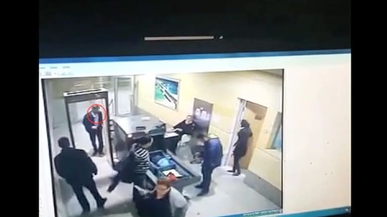 فيديو التقطته كاميرات المراقبة.. لحظة عبور خاطف الطائرة المصرية بوابات الأمن في المطار