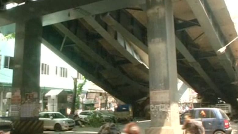 الشرطة الهندية: 14 قتيلا على الأقل وأكثر من 100 مفقود بعد سقوط جسر في كولكاتا