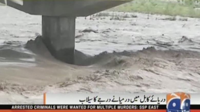بالفيديو: مقتل نحو 45 وإصابة العشرات بعواصف وفيضانات في باكستان