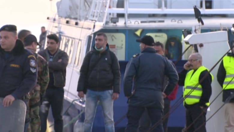 بالفيديو: مغادرة أول سفينة محملة بالمهاجرين غير الشرعيين من ساحل جزيرة ليسبوس إلى تركيا