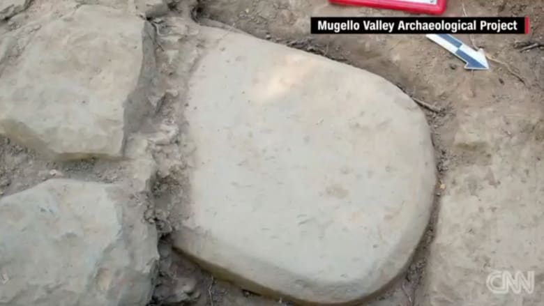 شاهد.. العثور على لغة مفقودة على لوح حجري مدفون منذ 2500 عام